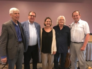 Gruppenbild mit 5 Menschen