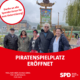 5 Personen vor einem Spielplatz