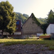 Blick auf die Freifläche Schillerstraße, Bahnhofstraße in Laudenbach. Im Hintergrund die alte Bebauung mit historischer Scheune.