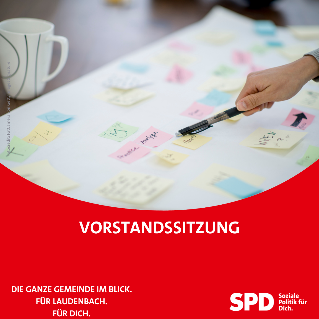 Aufsicht auf ein großes Blatt Papier mit beschriebenen Post-Its. Im Vordergrund grafisch abgesetzt auf rotem Intergrund "Monatstreffen AG 60plus"